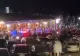 Sute de oameni înghesuiți la un concert, pe litoral. Vali Vijelie, amendat