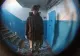 Bătrânul a sunat la uşă, i-a dat o scrisoare şi s-a făcut nevăzut. Când a deschis-o, s-a prăbuşit. Ce scria