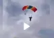 A filmat un parașutist care se apropia cu viteză foarte mare. Când a ajuns lângă el, a rămas șocat ce coborâse din cer