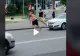 VIDEO – Numai în România poți să vezi așa ceva – Un bărbat își tractează singur mașina