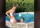 Două gemene au făcut o ședință foto la piscină. Când le-au văzut părinții s-au luat cu mainile de cap