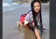 A vrut să pozeze în femeia fatală pe malul mării, însă au râs de ea toți turiștii
