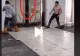 VIDEO – Au deschis ușa camionului că să-l descarce – Ce a urmat întrece orice imaginație