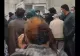VIDEO - Imagini revoltătoare - Îmbrânceli între oamenii care așteaptă la coadă la spital. Aglomerație, așteptare în ploaie