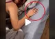 VIDEO – Ce a putut să-i facă iubitul, în timpul somnului, prietenei sale. A filmat totul