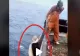 VIDEO – Pescarii când au văzut ce-au scos din mare, au aruncat-o repede înapoi de frică