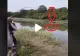 VIDEO – A scos un peste uriaș din apă însă ceva a ieșit din lac și i l-a mâncat pe loc