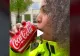 VIDEO Părea că bea o banală doză de cola – Care e însă adevărul din spatele acestei imagini