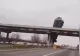 VIDEO Imagini șocante în Ucraina - Un camion a rămas suspendat deasupra șoselei după ce a derapat de pe un pod