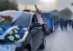 Înmormântare pe covor ROȘU: Cortegiul funerar a fost însoțit de zeci de oameni care nu respectau nicio măsură de protecție - VIDEO