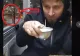 VIDEO – Mânca liniștit la restaurant când a simțit că cineva se uită insistent pe geam la el