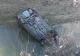 Au căzut cu mașina într-un pârâu. Cei doi pasageri au scăpat ca prin minune fără nicio zgârietură