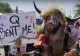 "Bizonul" Qanon de la Capitoliu s-a supărat pe Donald Trump. Îl acuză că l-a instigat