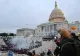 A MURIT un polițist care a intervenit în timpul violențelor de la Capitoliu. Aparent, e vorba de sinucidere 