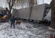 Un TIR încărcat cu oi s-a izbit de gardul unei școli din județul Alba: Șoferul a rămas încarcerat și este inconștient