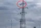 Un bărbat a amenințat că se aruncă de pe un stâlp de înaltă tensiune din Focșani - FOTO/VIDEO