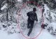 ILUZIA OPTICĂ de iarnă care a șocat: tu ce vezi în imagine, un câine sau un bărbat? Puțini ghicesc răspunsul corect!