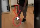 VIDEO – Ce a găsit sub podea – A călcat pe o bucată de parchet care s-a ridicat. Când a tras de ea, a făcut descoperirea