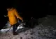 CUM au coborât în Bușteni câțiva bucureșteni în blugi și ghetuțe de oraș pe poteca înghețată de la Urlătoarea. Intervenția Salvamont