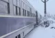 Tren blocat de mai multe ore din cauza zăpezii și pomilor căzuți pe șină - Mărturia unui călător blocat: "A fost oprită căldura. Stratul de zăpadă nu e consistent"