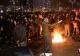 Proteste anti-restricții. Regulile în pandemie, SFIDATE de mii de români - Tensiuni în Piața Victoriei: măști ARSE, petarde și sticle aruncate - VIDEO
