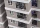VIDEO MIRACOLUL care i-a salvat viața unei fetițe de 2 ani, din Vietnam: Un curier a reușit să o prindă în brațe după ce a căzut de la etajul 12!