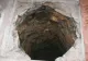 Cumpărase o casă ieftină, dar a descoperit o gaură adâncă în pardoseală. E şocant ce a găsit acolo