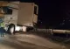 Trafic blocat lângă localitatea Cheia, județul Prahova: Un TIR plin cu bere a derapat din cauza ninsorii