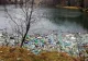 Imagini dezolante și sute de GUNOAIE, pe un lac de acumulare din Argeș