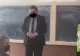 SOLUȚIA incredibilă a IPJ Suceava pentru promovare: Mască împotriva coronavirus DESENATĂ pe fața unui profesor într-o fotografie pentu presă