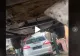 VIDEO – A ridicat mașina ca să lucreze sub ea. Ce a găsit întrece orice imaginație