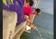 VIDEO – Trei bărbați s-au chinuit zeci de minute să scoată monstrul din apă – Cât de mare era peștele