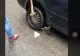 VIDEO – Treabă românească – A vrut să scoată roata cu târnăcopul, a reușit să distrugă toată mașină – Daună totală