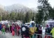 Înghesuială la munte - Turiștii, unul lângă altul, chiar și cu restricții. Ce au decis polițiștii la Poiana Brașov - VIDEO