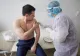 VIDEO + FOTO GALERIE Preşedintele Ucrainei și-a umflat mușchii la vaccinare