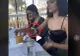 VIDEO – Părea o simplă brățară la mâna acestei fete. Ce ascundea în realitate – Prietenele ei au început să râdă copios