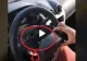 VIDEO – Ce a găsit mecanicul în volanul unui taximetrist – S-a apucat să-i repare mașina și a făcut descoperirea revoltătoare