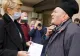 Raluca Turcan a primit o ciocolată din partea unui pensionar. Acesta a început să plângă în timp ce îi expunea ministrului problemele sale