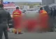 VIDEO | Un bărbat a murit, după ce a fost bruscat de poliție, în fața unui local care a ars. S-a deschis dosar penal