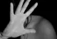 De azi e lege. Agresorii victimelor violenței domestice, monitorizați cu brățară GPS