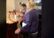 VIDEO – Cea mai proastă farsă pe care i-o putea face mamei sale – Femeia nu a gustat deloc glumă nesărată