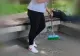 Tineri amendaţi şi puşi să dea cu mătura, după ce au aruncat pe jos coji de seminţe şi chiștoace