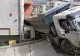 La un pas de tragedie! O autobasculantă s-a răsturnat peste balconul unui apartament din Florești, Cluj
