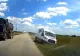 VIDEO | Curierat la limită. A luat-o pe arătură ca să evite un accident periculos