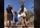 VIDEO – Veniseră să viziteze ZOO, însă au avut parte de surpriză vieții lor – Ce le-a făcut girafă