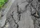 Alunecare de teren într-o localitate din Dâmbovița. Infrastructura rutieră și un stâlp de electricitate, AFECTATE