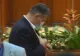 VIDEO Ciolacu, din nou cu banii la vedere, în plenul Parlamentului. Imaginile au devenit VIRALE