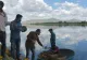  Urne cu cenuşa a peste 1.200 de victime ale COVID-19, scufundate în râul Kaveri, într-o ceremonie hindusă de eliberare a sufletului 