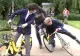 VIDEO Incident hilar, șeful unei mari bănci a căzut cu bicicleta, sub ochii lui Nicușor Dan și Tanczos Barna