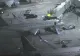 VIDEO - Incident șocant pe aeroport - A sărit din avionul care se pregătea să decoleze